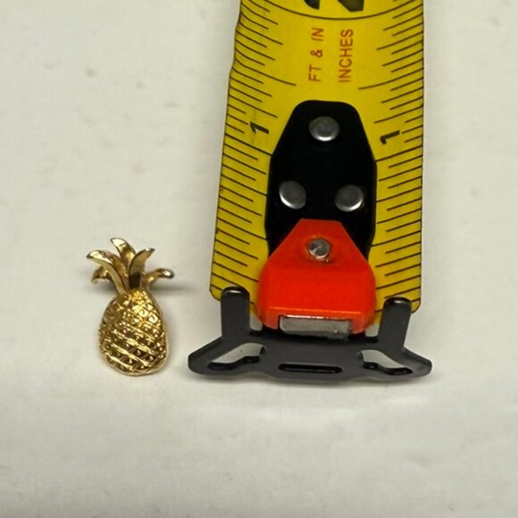 VINTAGE Gold Pineapple Lapel Pin - Picture 3 of 3
